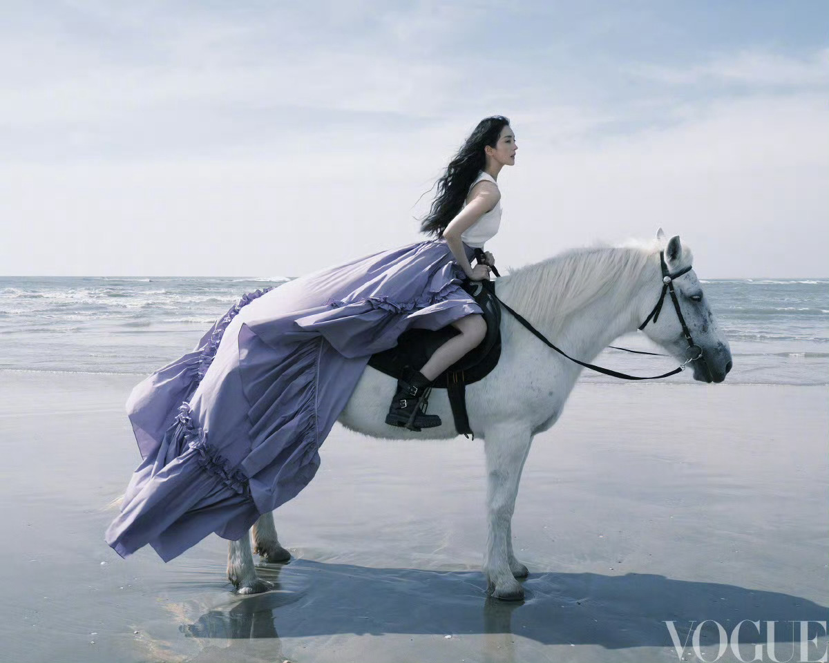 杨幂 VOGUE一骑绝尘，这就是正刊该有的质量 