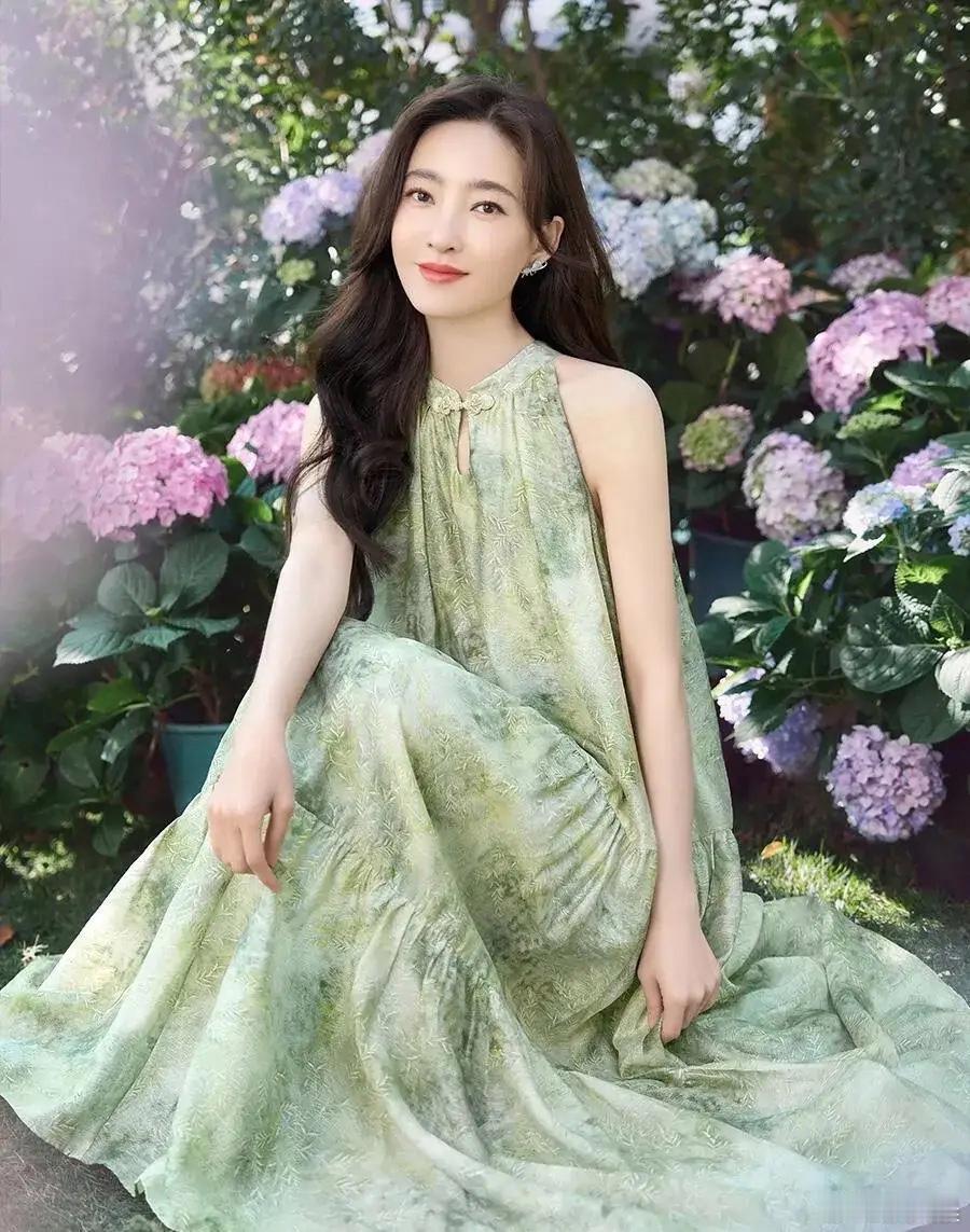 王丽坤无愧素颜女神称号，身着青绿水墨新中式挂脖长裙，清新雅致，高级感扑面而来。 