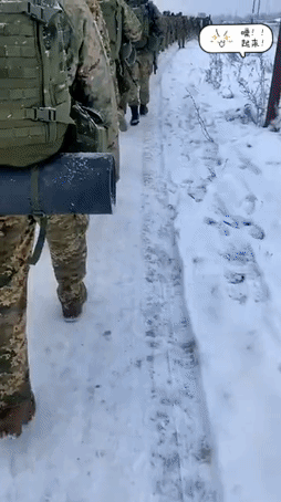 乌军装备缺乏，大冬天的踏雪顶风前进，从集结点往前线战壕阵地走去。大雪隆冬，欧美提