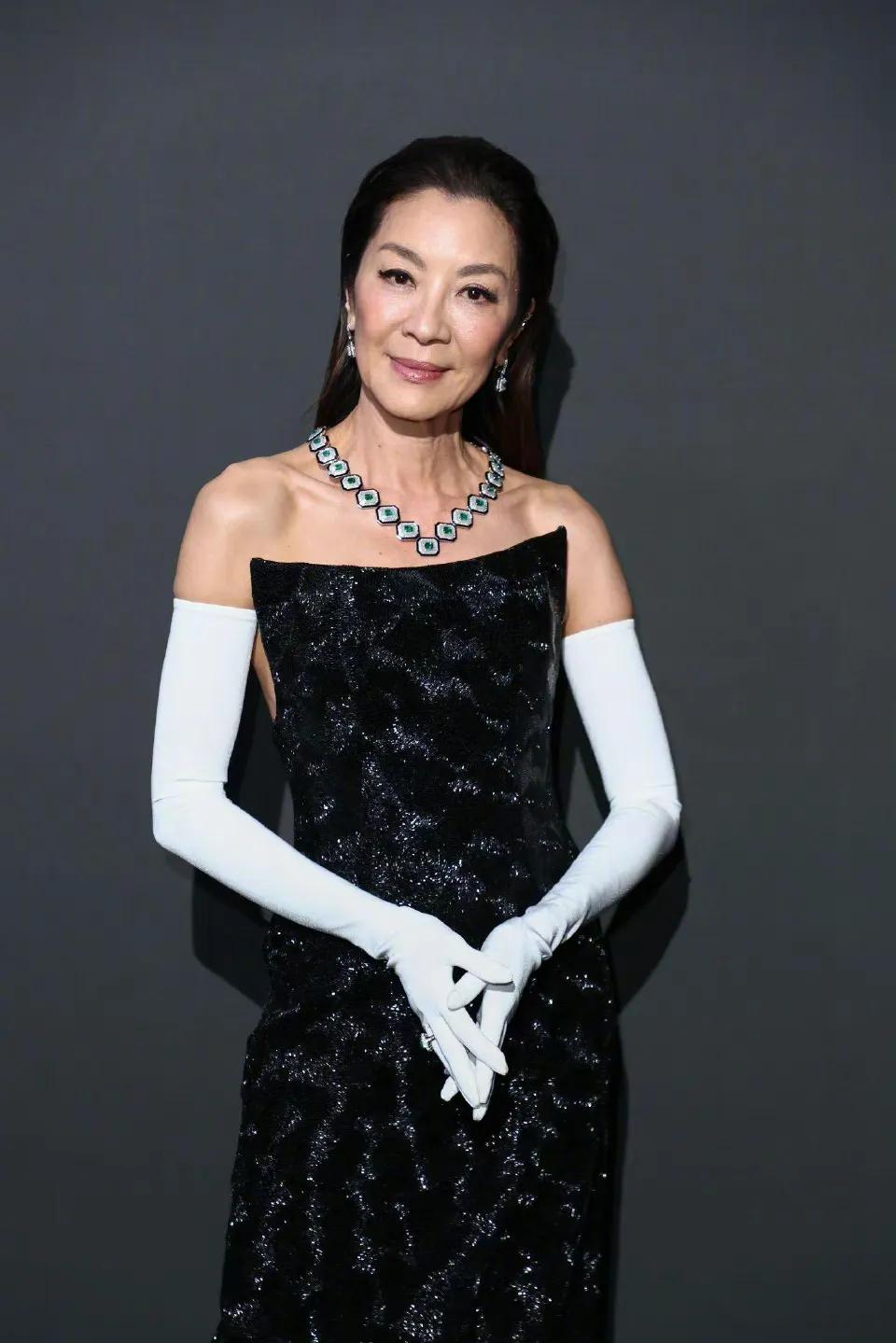 杨紫琼戛纳电影节红上换了两套礼服，黑色神秘大气，绿色鲜艳典雅。而刘诗诗也是两套礼