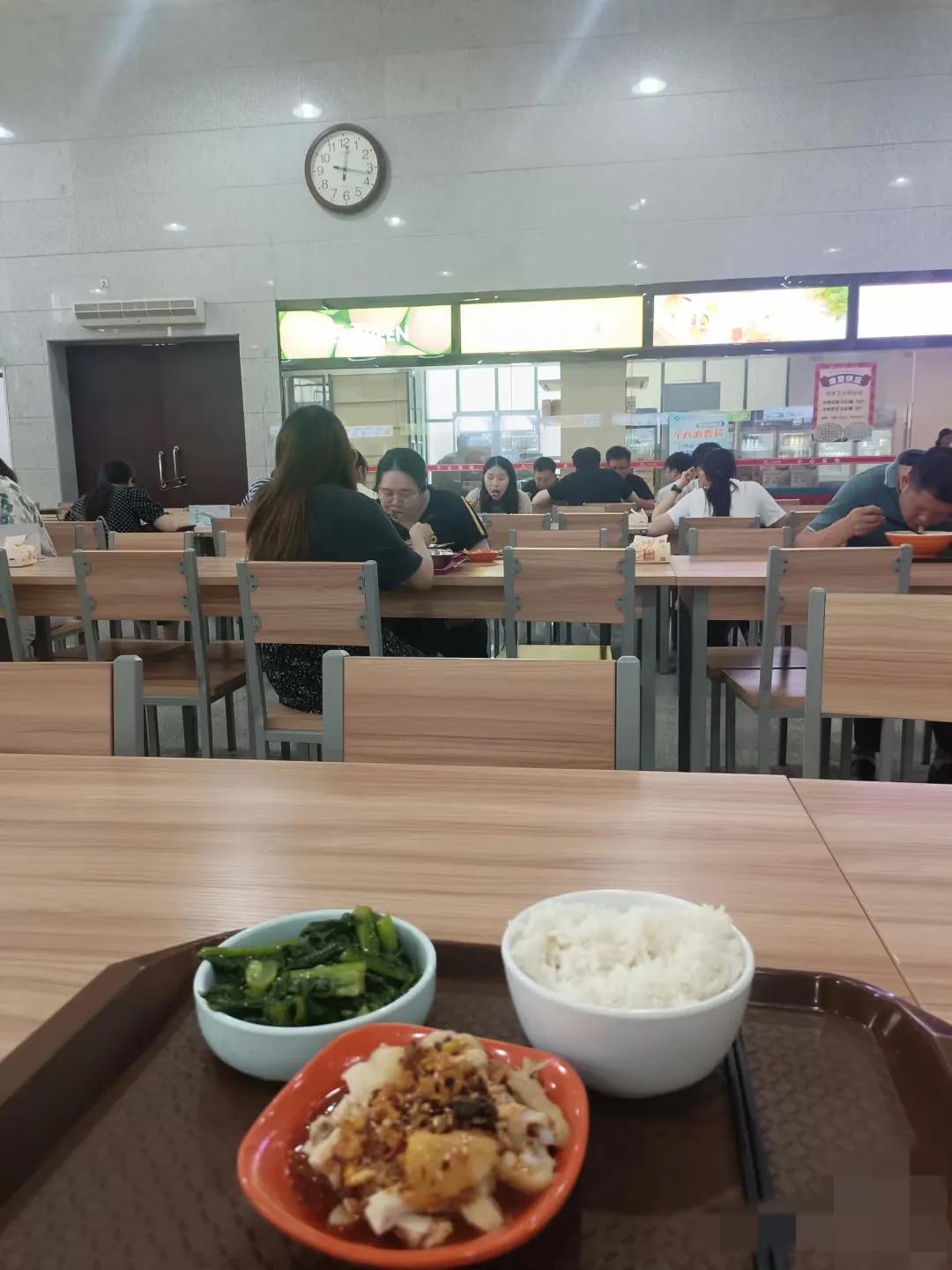 “饭堂的新老板，太恶心人了！”真要被气炸了！咱厂这个月换了饭堂老板，我饭卡里还剩
