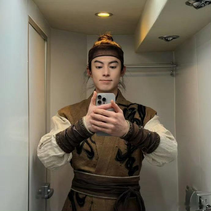 王鹤棣也没逃过上18楼十八楼悬念重重，歌谣符咒疑点颇多，王鹤棣新剧《黑夜告白》悬