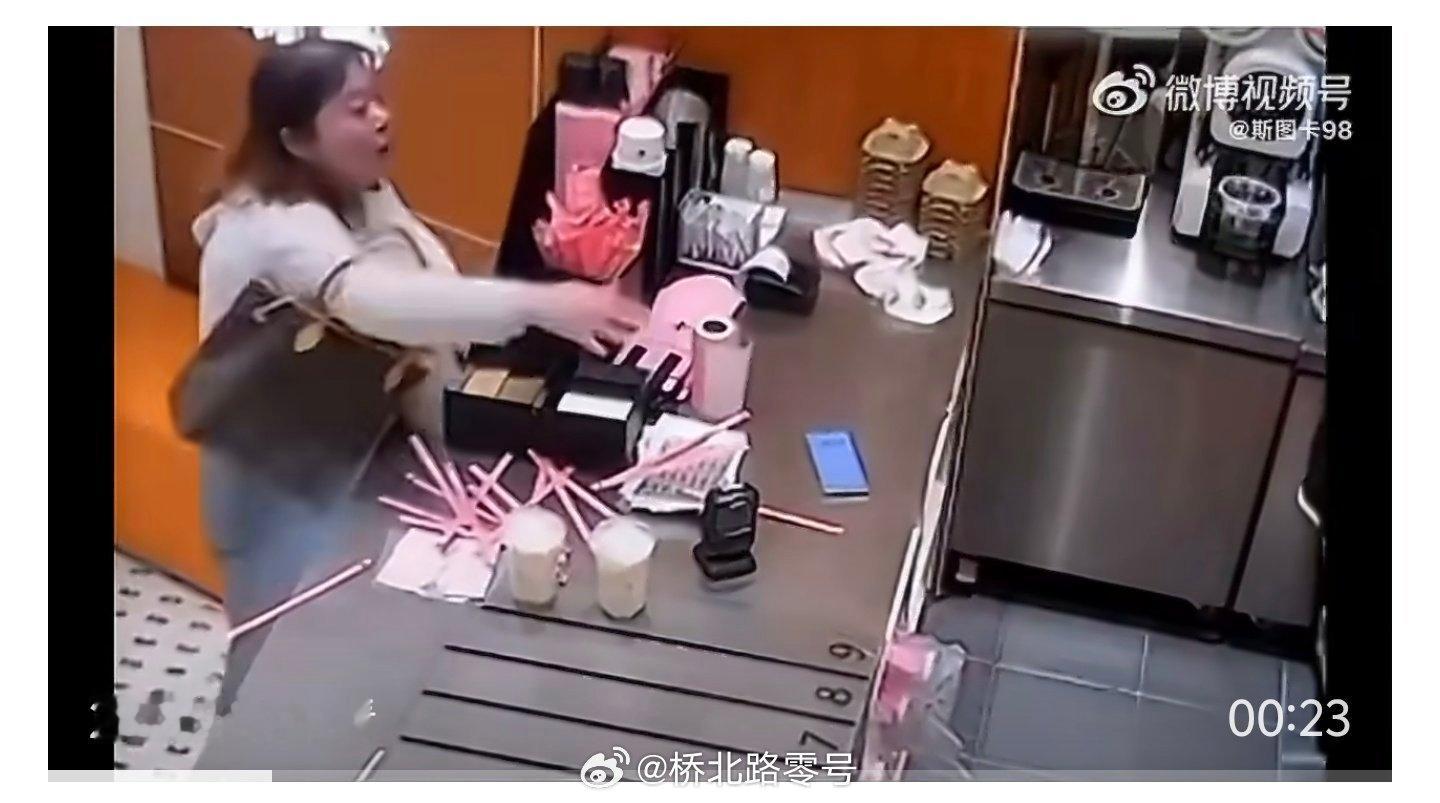 因漏放吸管辱骂打砸店员女子被行拘 这名在奶茶店因漏放吸管而辱骂、打砸店员的女子，