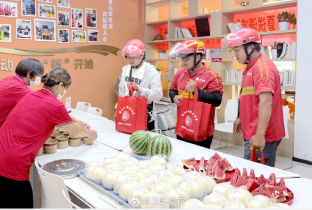 台风前抢收的西瓜清凉了玉环户外劳动者 “清扫完街道满身是汗，本想来接点凉水，没想
