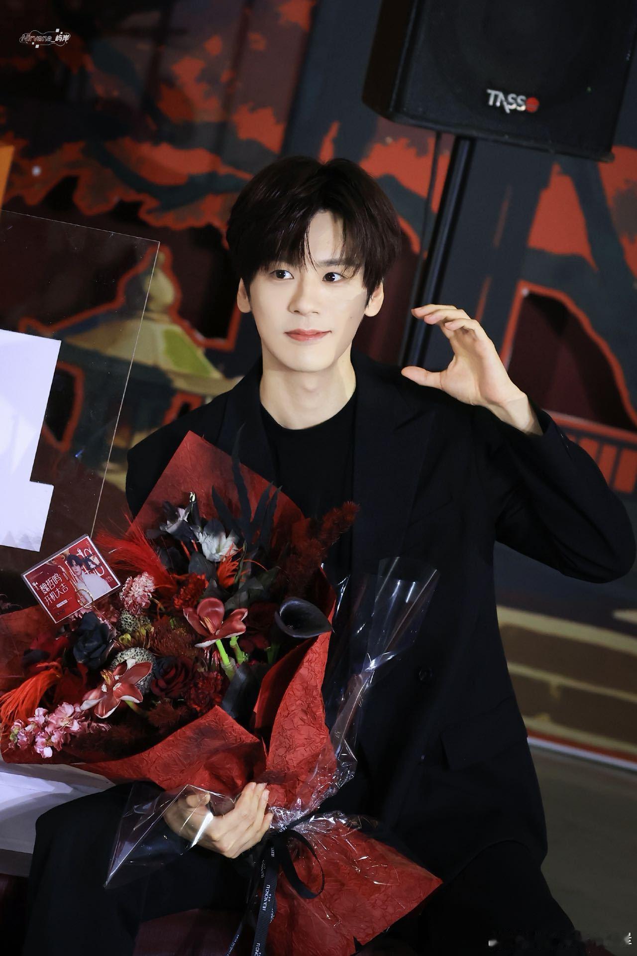 魏哲鸣凤不栖开机老干部发言 别人开机喊口号，魏哲鸣开机做报告。“希望在谨言老师带