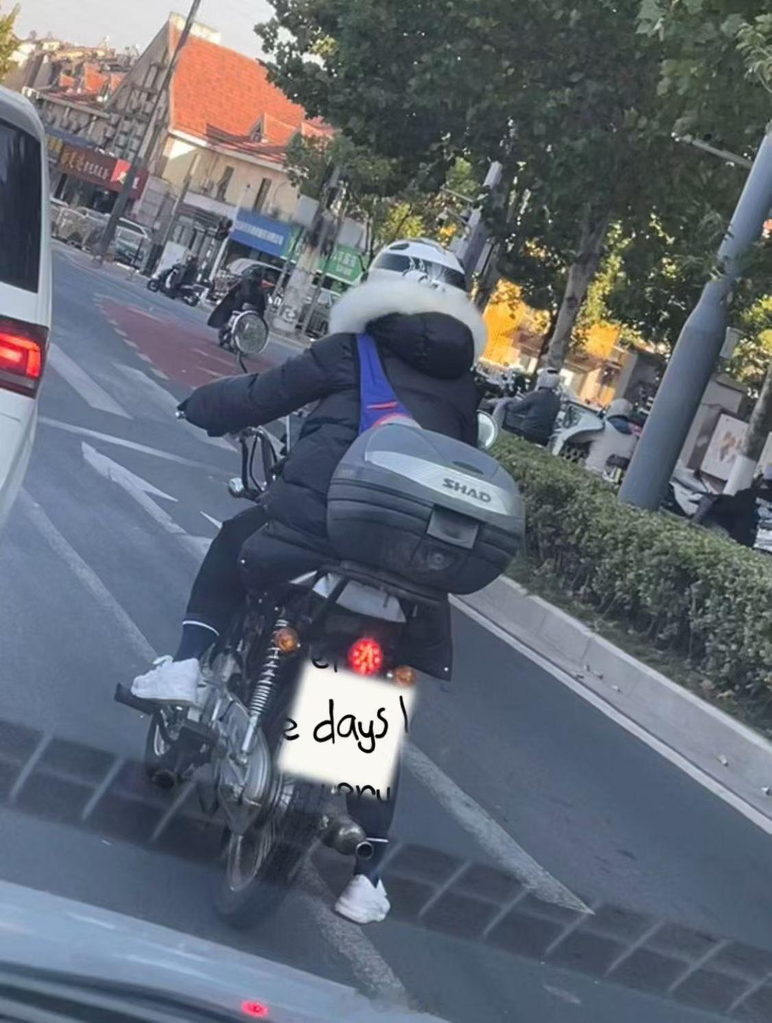 被阳光叫醒的早晨，连空气都带着甜味。早安，世界！ 