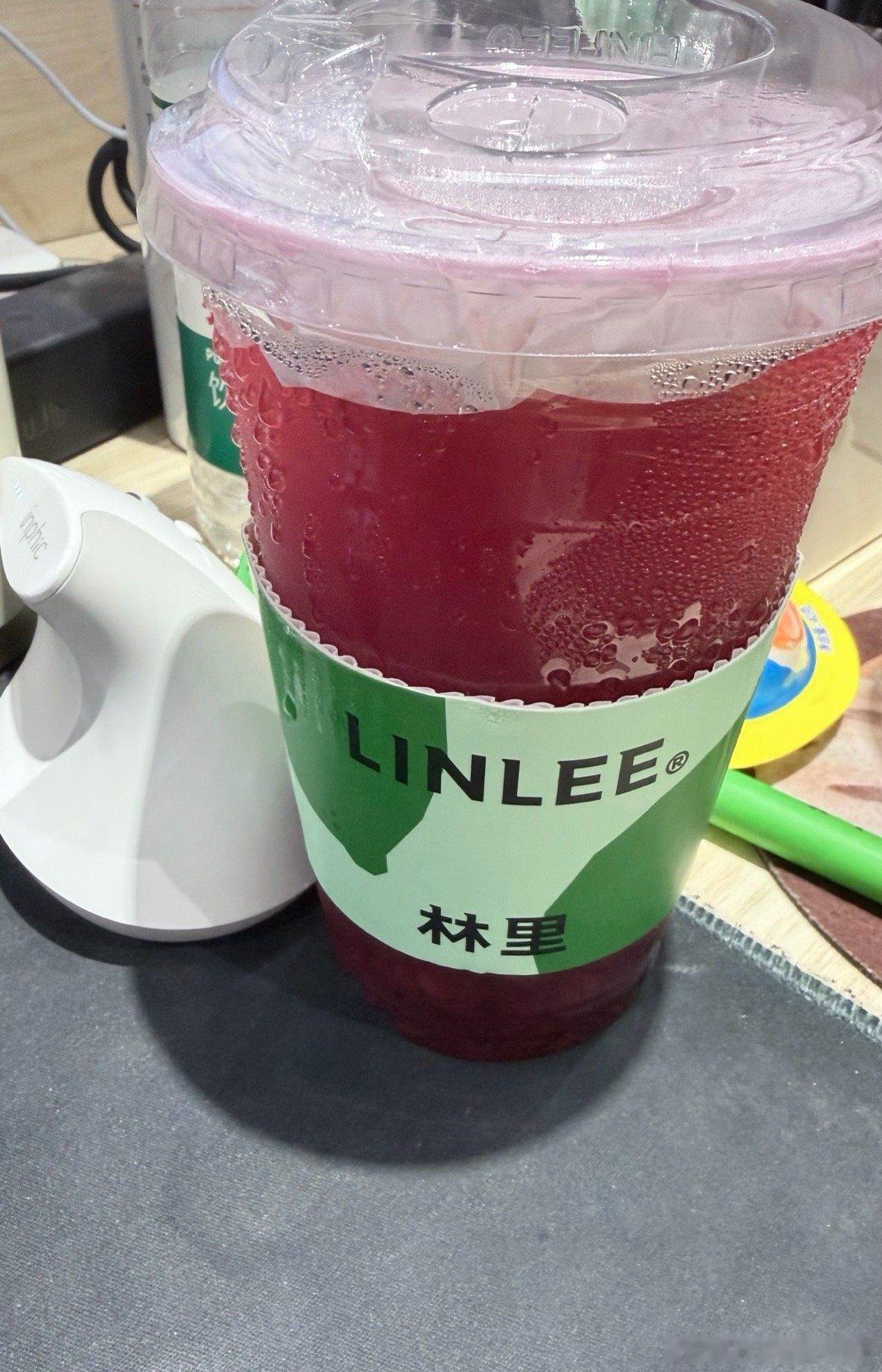 一大早就有饮料喝。杨梅冰拧茶。 
