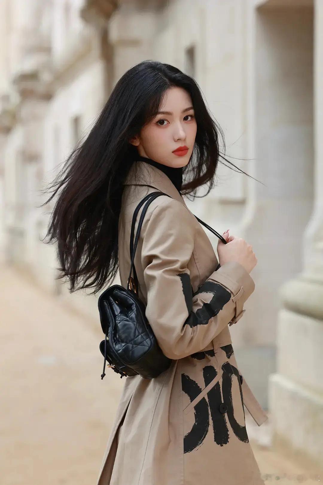 周也🥥巴黎时装周外景出图 明艳港风大美女  精致优雅，不多说了，蓝血顶奢的美貌