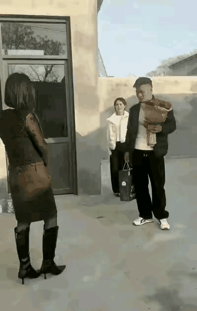 相亲现场，小伙刚见女方转身就走，媒婆傻眼：这一幕太意外了！

“阿姨，您说这门亲