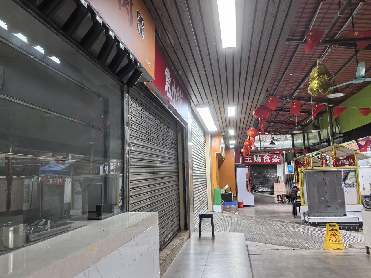 现在很多人都有一种直观感受：城市里曾经热闹的菜市场，黄金时段越来越冷清。
 
根