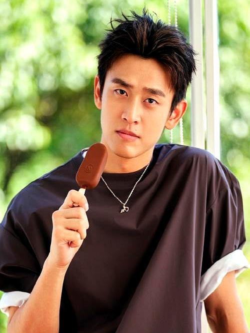 你正追《纯真年代的爱情》，瞿桦刚把听诊器轻轻搁在方穆静腕边，中山装袖口露出一截白