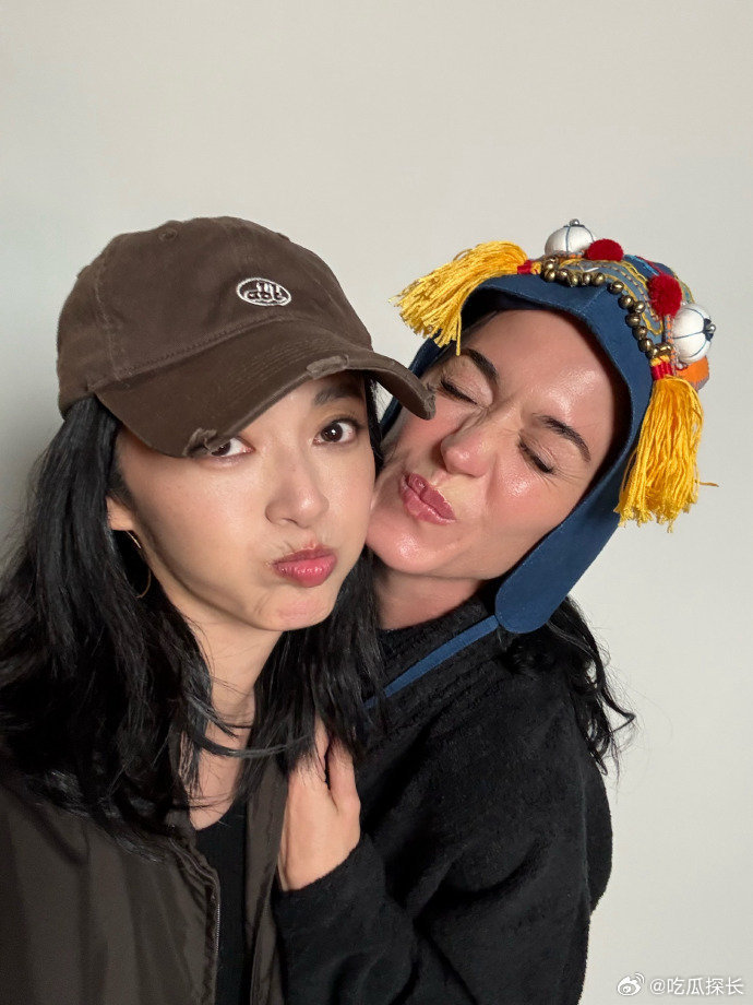 姚晨水果姐贴脸合照 姚晨水果姐贴脸合照，真的梦幻联动了！！姚晨给水果姐送虎头帽
