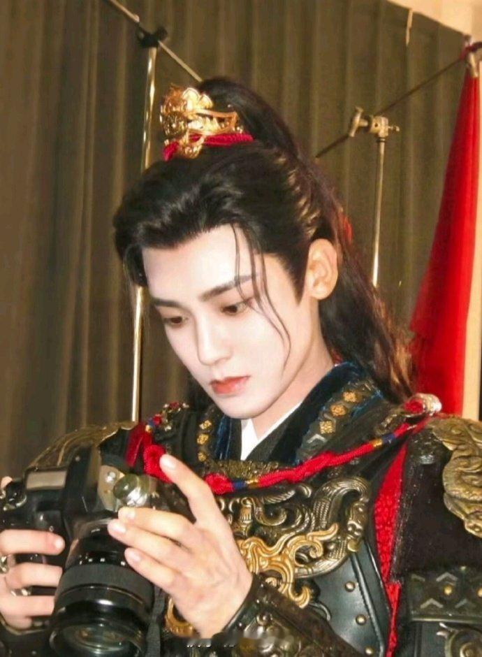 侯明昊这30秒看得我幻痛了 短短三十秒演技爆发力十足，目睹亲人遇难，从挣扎阻拦到