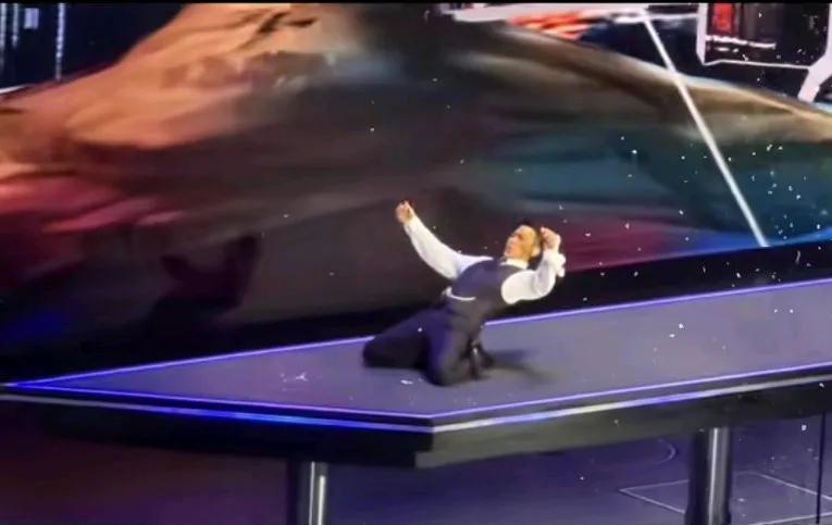 刘德华杭州演唱会再现经典滑跪，老刘真的是对歌迷很负责，明知滑跪有风险，依然在杭州