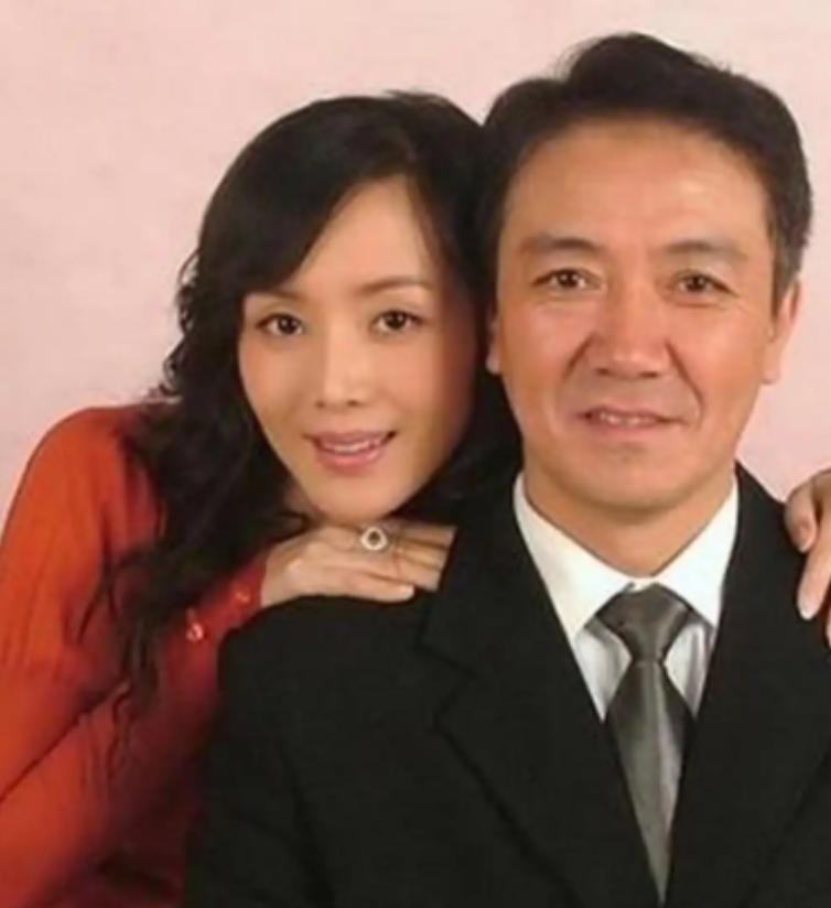李幼斌前妻拿860万，十年后在漏雨仓库排戏，8月23日这篇报道让所有人都闭了嘴。