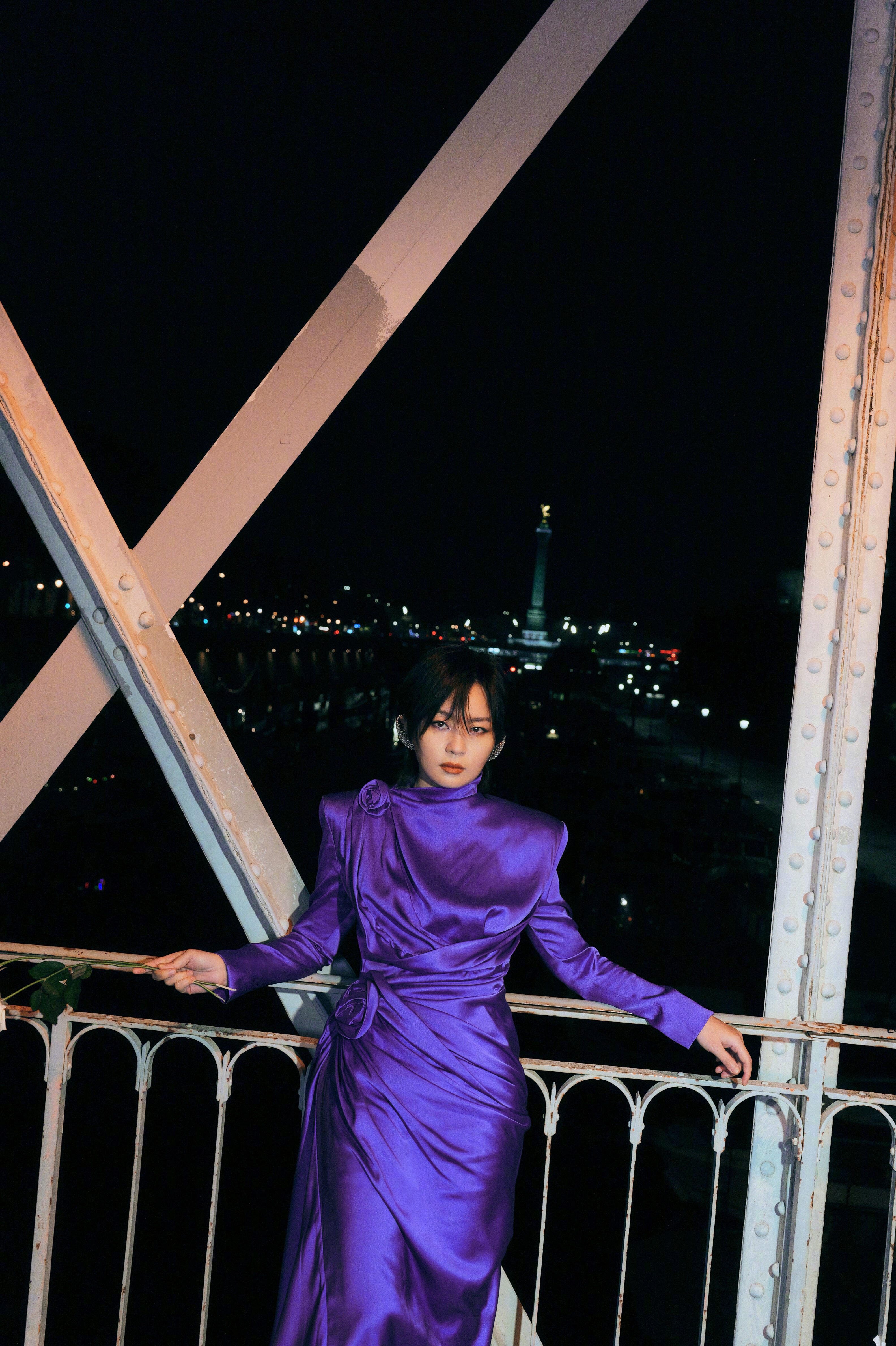 周笔畅巴黎秒变紫薯精 救命！这套紫色长裙美到犯规！手捧白玫瑰氛围感拉满，剪裁利落