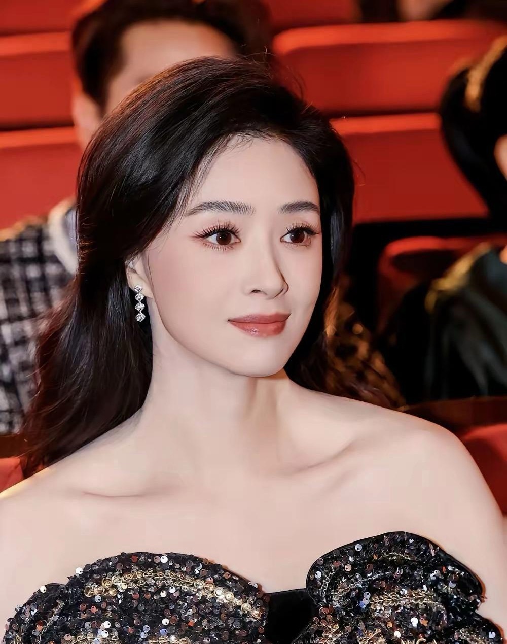 现在全网最烦恼的人应该是蒋欣吧，她的烦恼不是没流量，也不是没演技没实力，而是，她