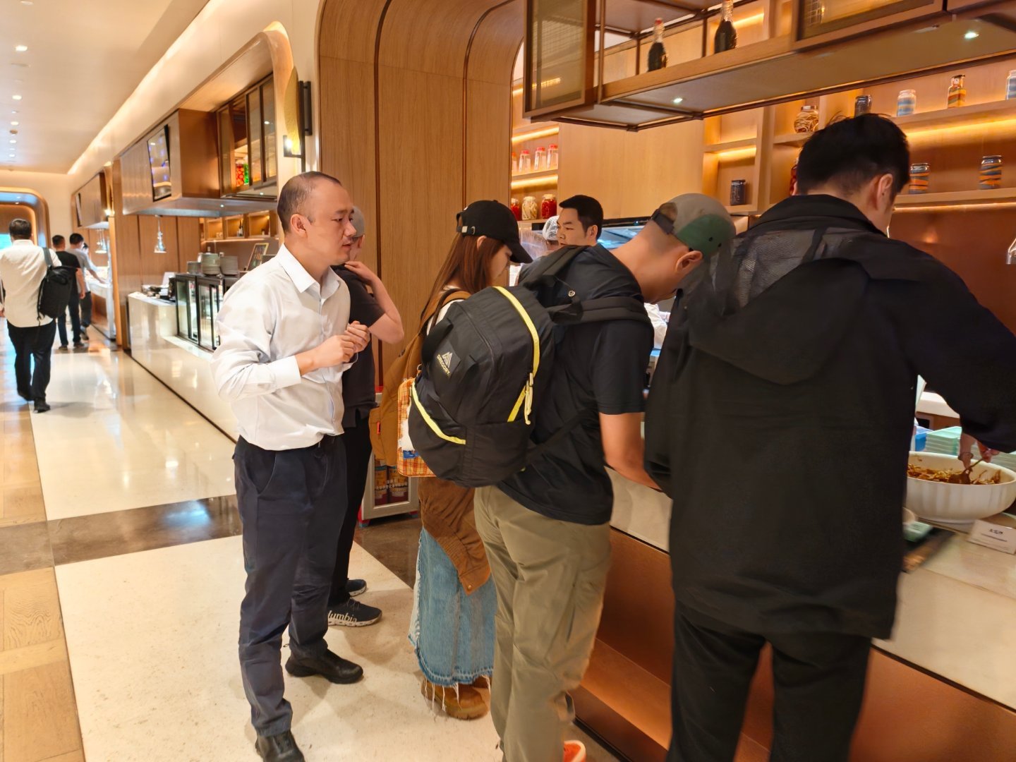 我是事儿逼，看到不合理的设计，就想说两句。图片是 深圳机场贵宾通道的休息室，点餐