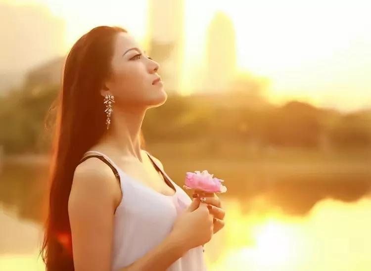 男人什么时候最丢人
1，抽低档香烟，不丢人。
2，家里穷，不丢人。
3，吃工地旁