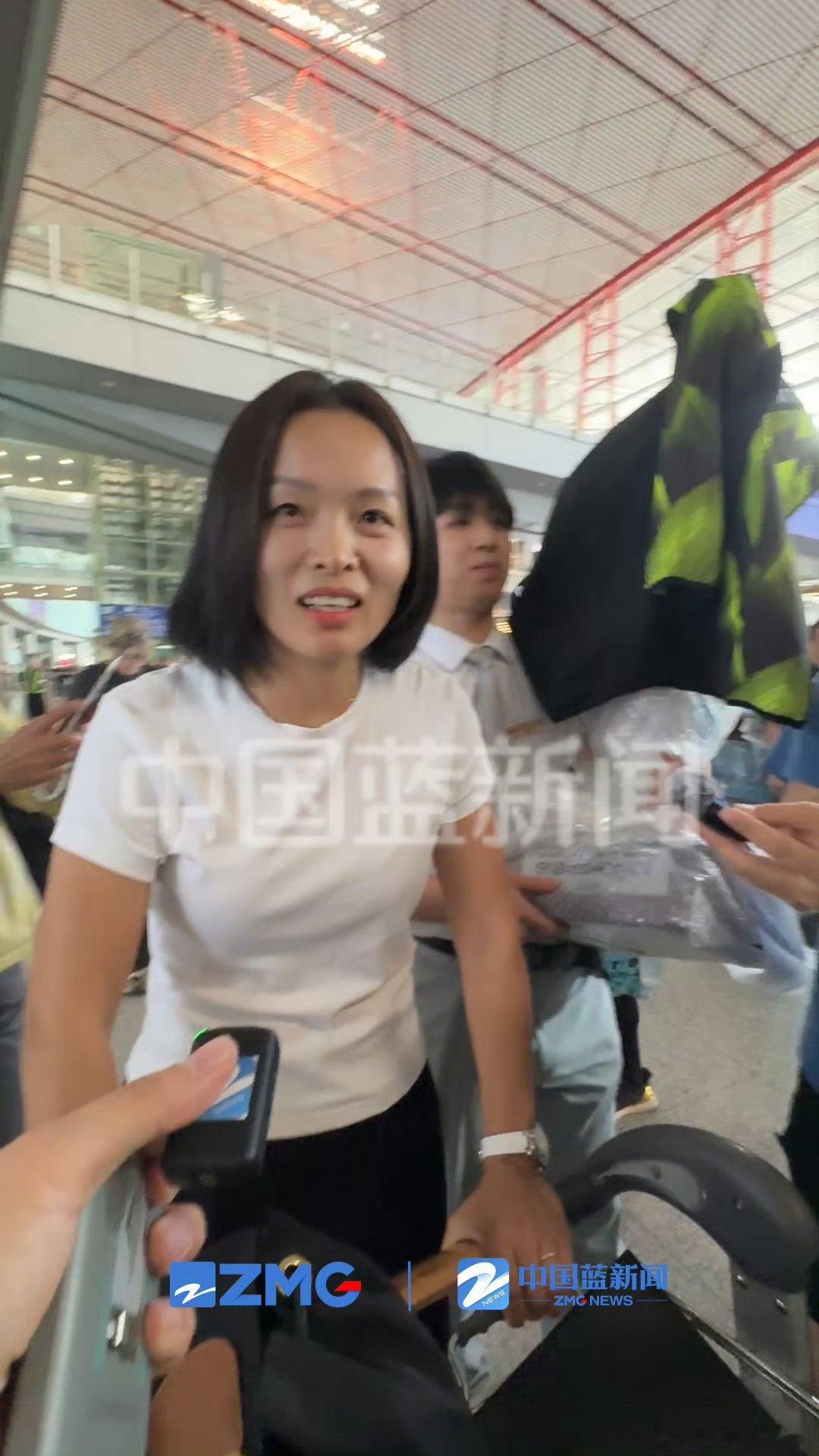 董路亲自迎接U12冠军奖杯回国 冠军奖杯到家了！董路现场迎接，举起奖杯的瞬间，满