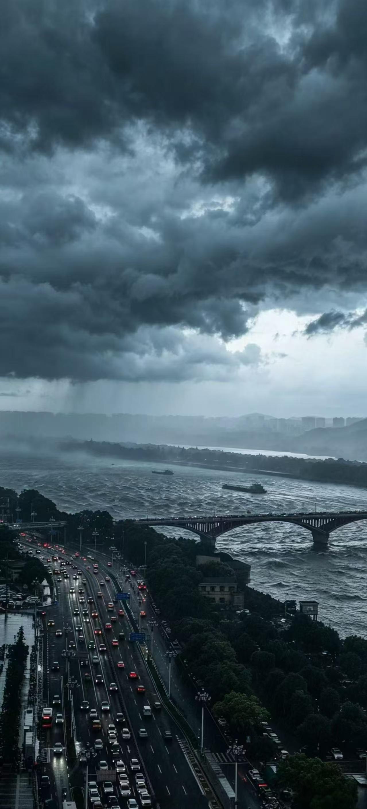 长沙烈日瞬变暴雨电闪雷鸣 好好的，突然就一片黑云压城，然后就下大雨了。雨后空气清