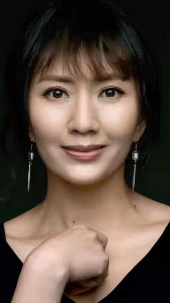 陆玲，1972年生于广西桂林，毕业于上海戏剧学院，毕业后曾留校任教，后加入上海话