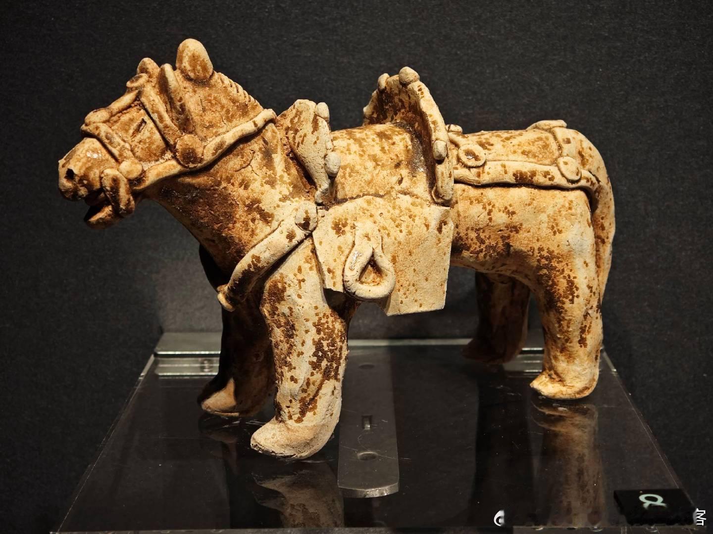 #白衣刷展#  在盘龙城遗址博物馆看到一件武昌出土的三国吴釉陶马，很明确的单侧马