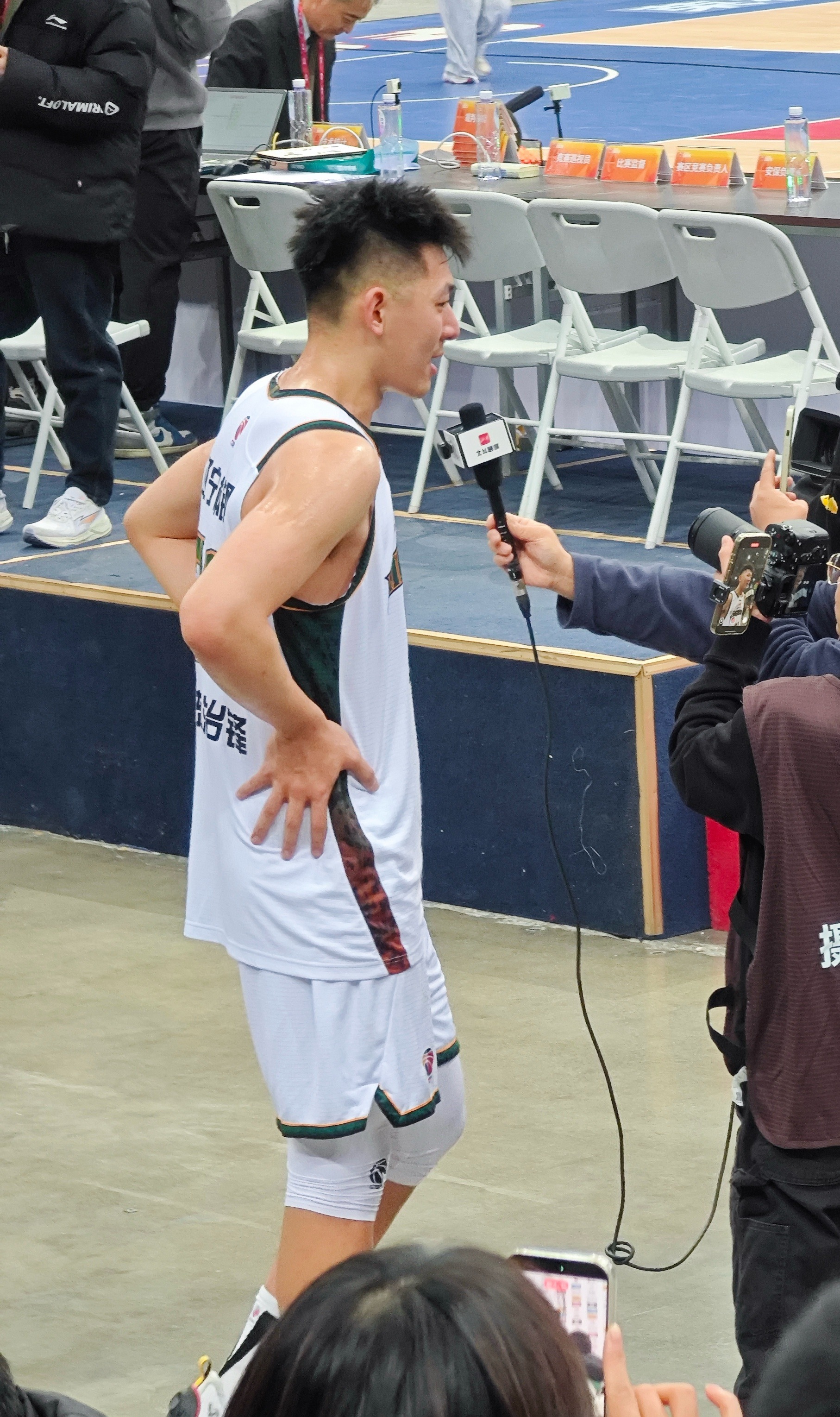 张陈治锋赛后接受了辽宁台媒体的采访辽宁男篮vs天津男篮辽宁男篮