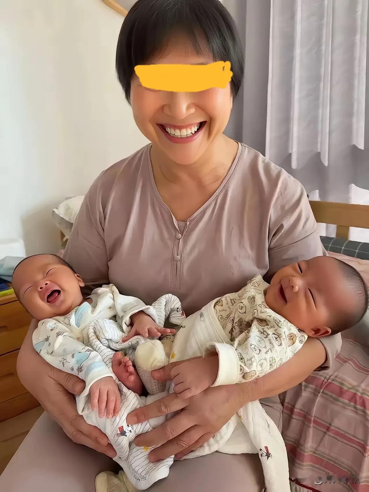 恭喜，二位刚来报到，就立马领工资啦！
羡慕，你生在一个富裕的国家！