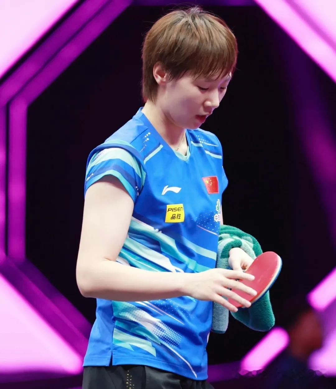 赛场上的王曼昱，实力从毋庸置疑。作为国乒女队核心主力，她反手技术顶尖，护台面积大