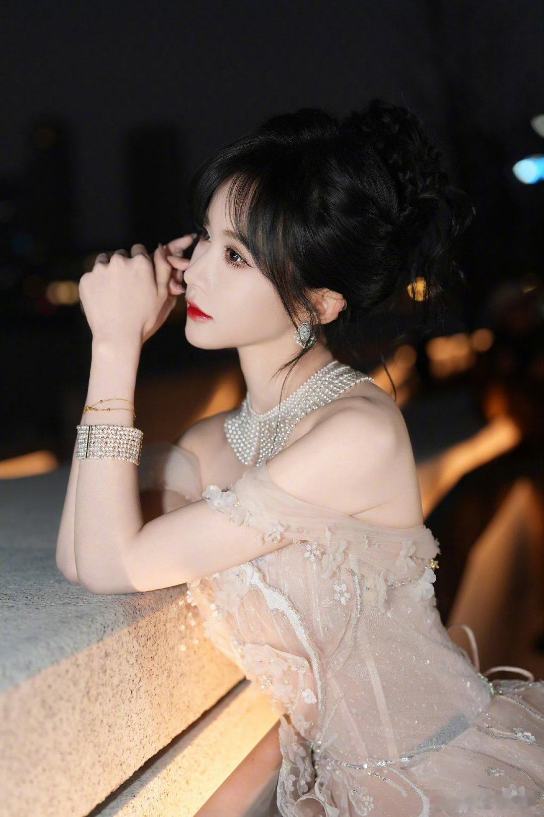 段艺璇像把超大虾片穿身上 段艺璇也太会穿！粉白渐变礼裙的褶皱光泽，和炸虾片完美契