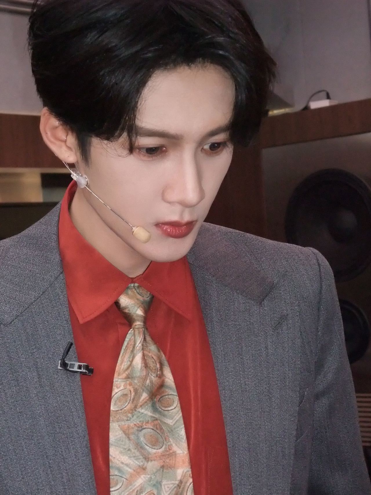 檀健次好六跳了街角的晚风你好星期六好六舞台上新！檀健次演绎《街角的晚风》，抬手迈