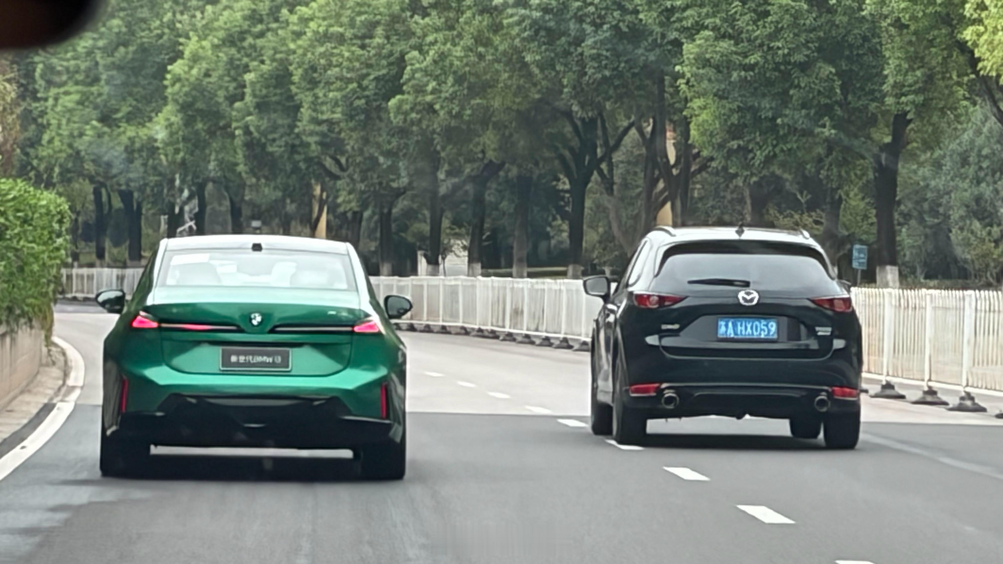 两个时代的马，全新宝马纯电i3和马自达CX-5。日子过得太快了，CX-5都快上十