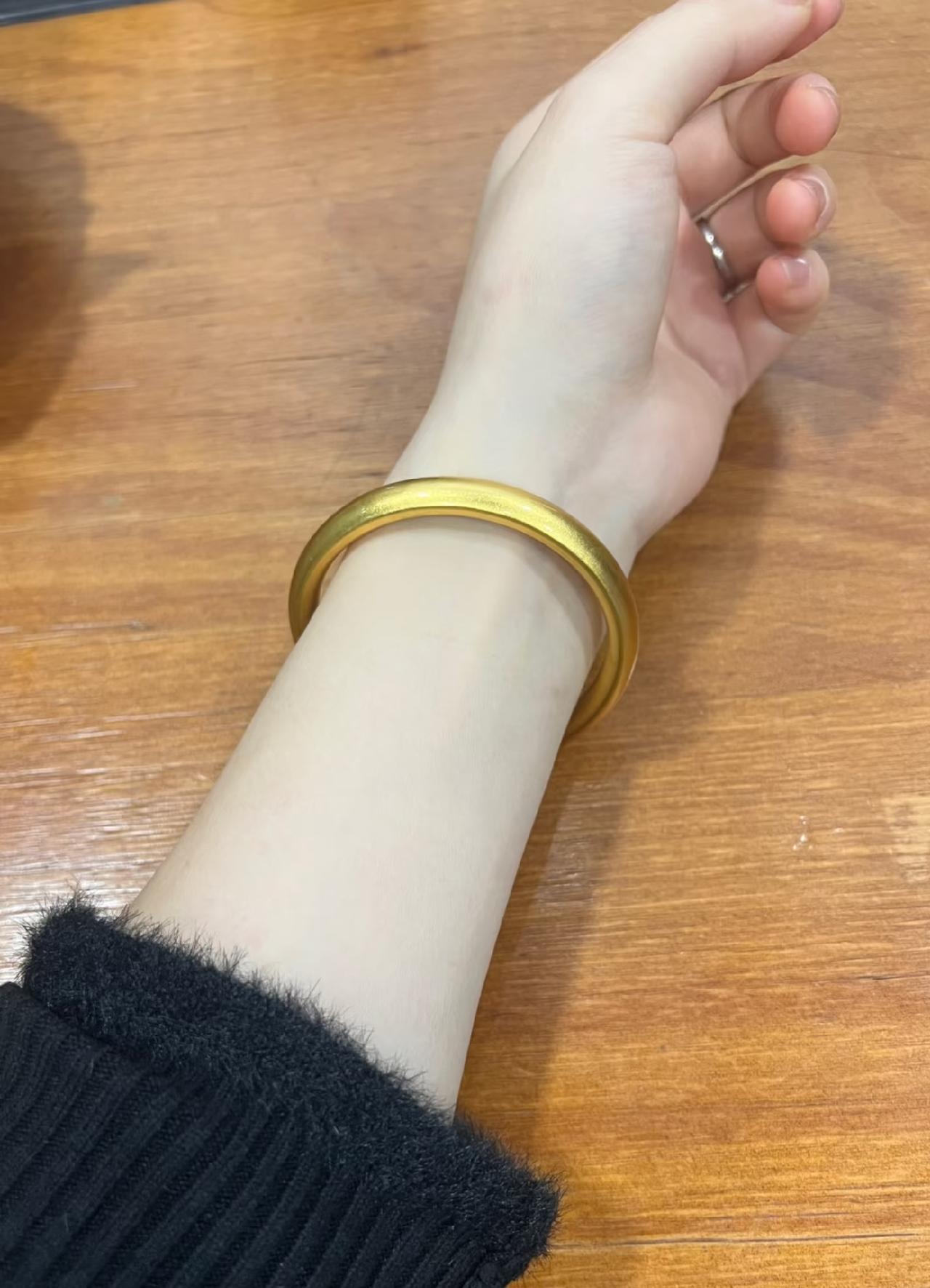 金价接连大跌真的捡漏时机来了，堂姐订婚特意赶到水贝入手金镯，直接省下一笔不小开支