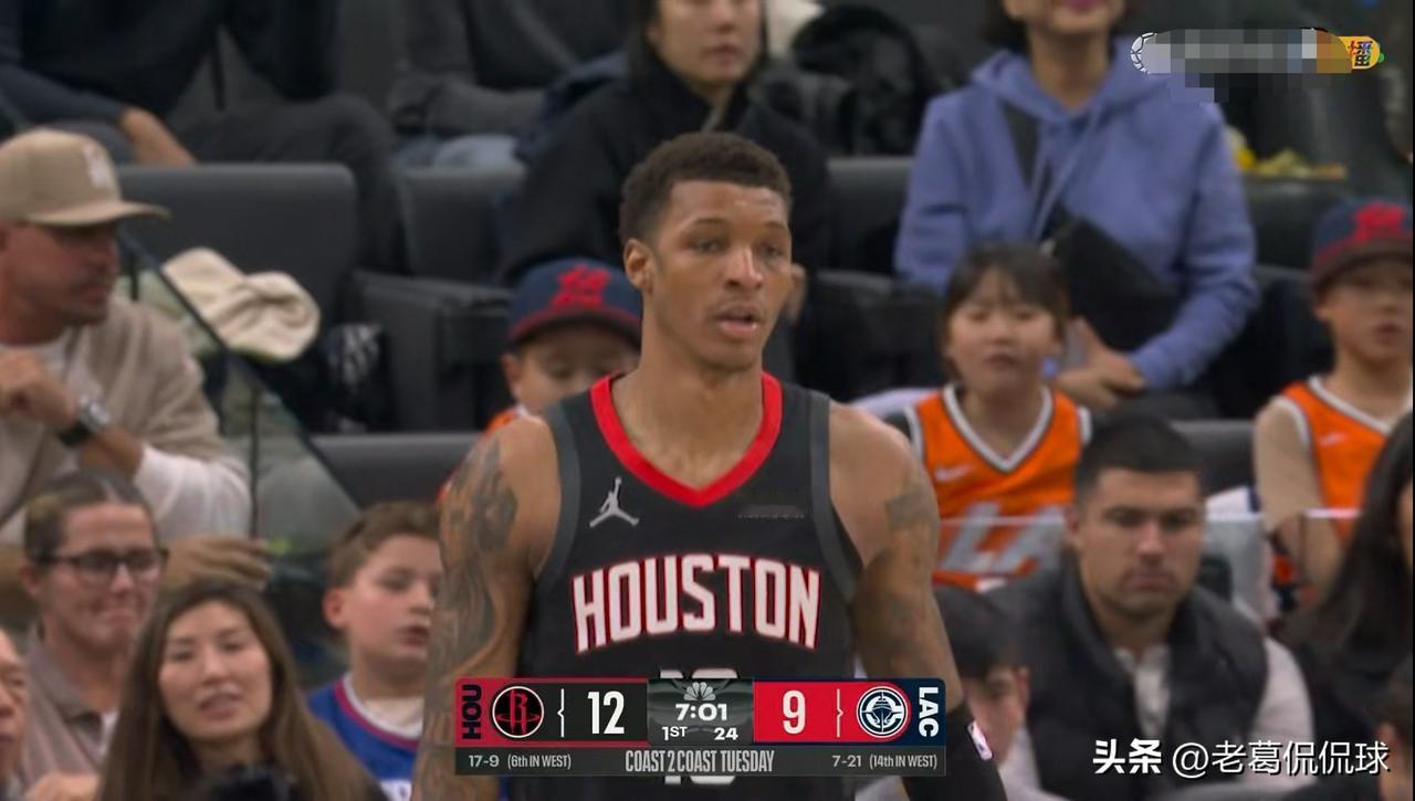 火箭大将小史密斯真是彻底的投疯了！在今天火箭客场挑战快船的比赛中，目前双方的首节