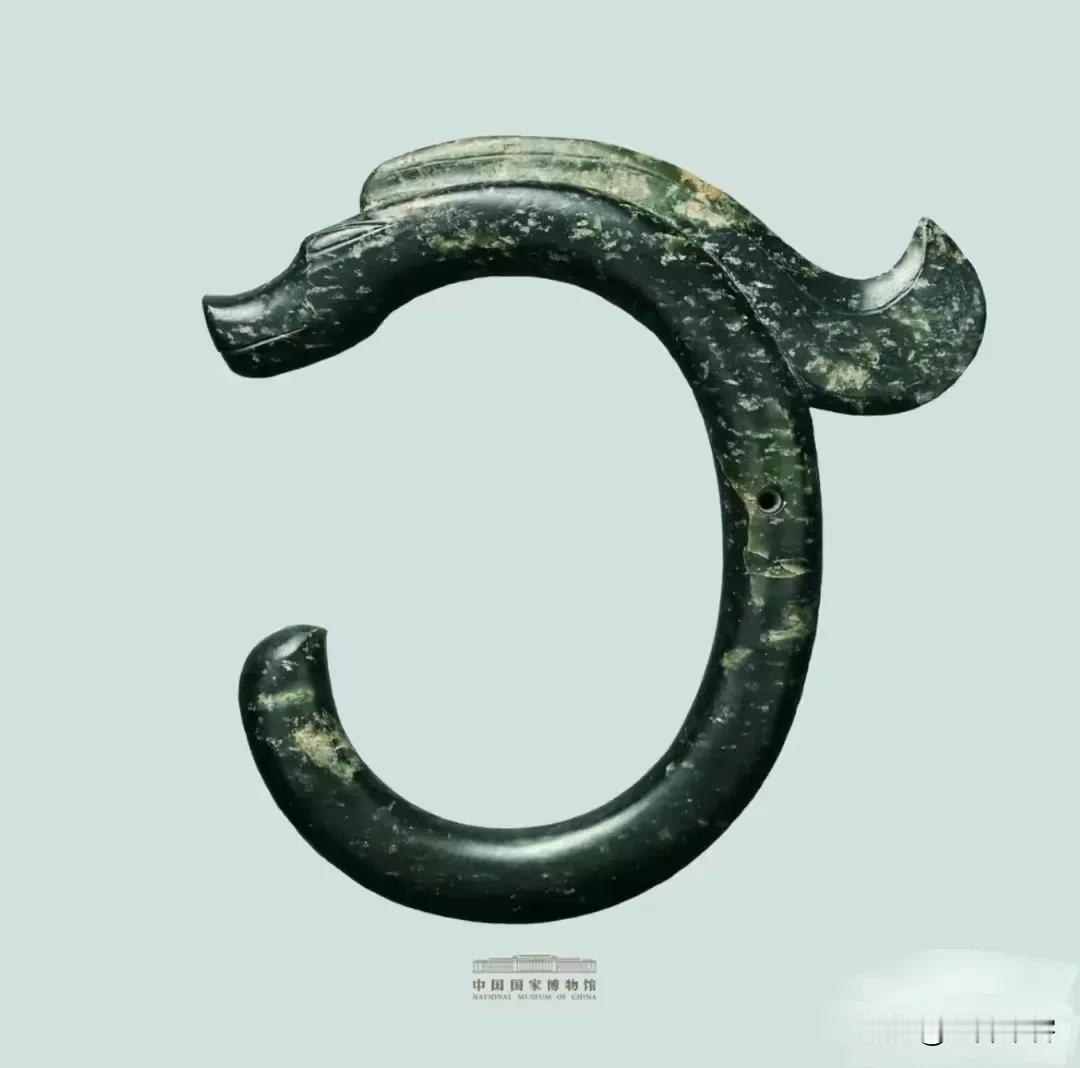 【龙年说龙】三星塔拉大玉龙被誉为“中华第一龙”或“华夏第一龙”，它的坎坷身世近乎