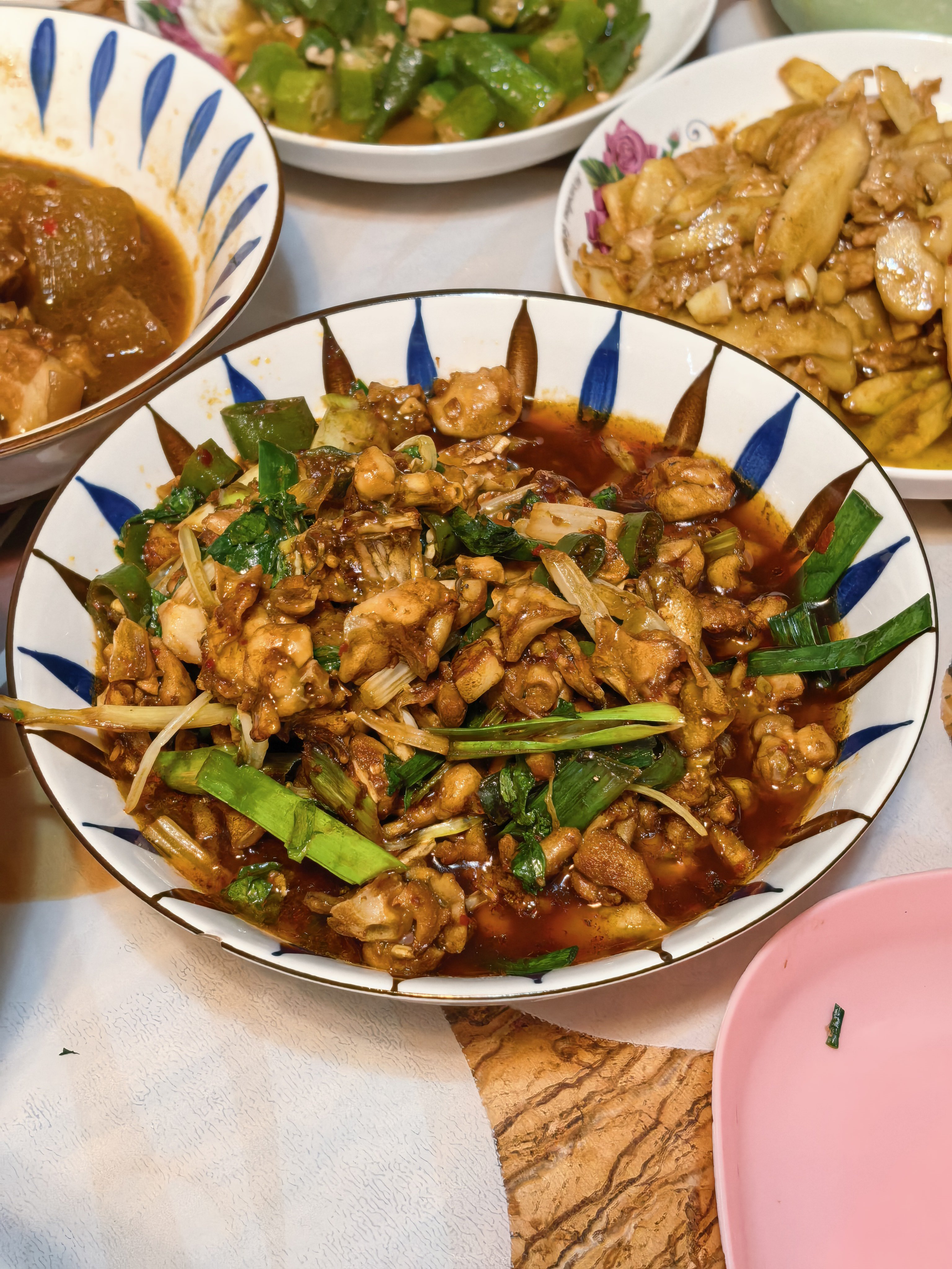 吃午饭啦~今天吃仔姜炒肉、炒牛蛙、芋儿汤和昨晚剩的秋葵和冬瓜烧肉，我妈妈说估计我