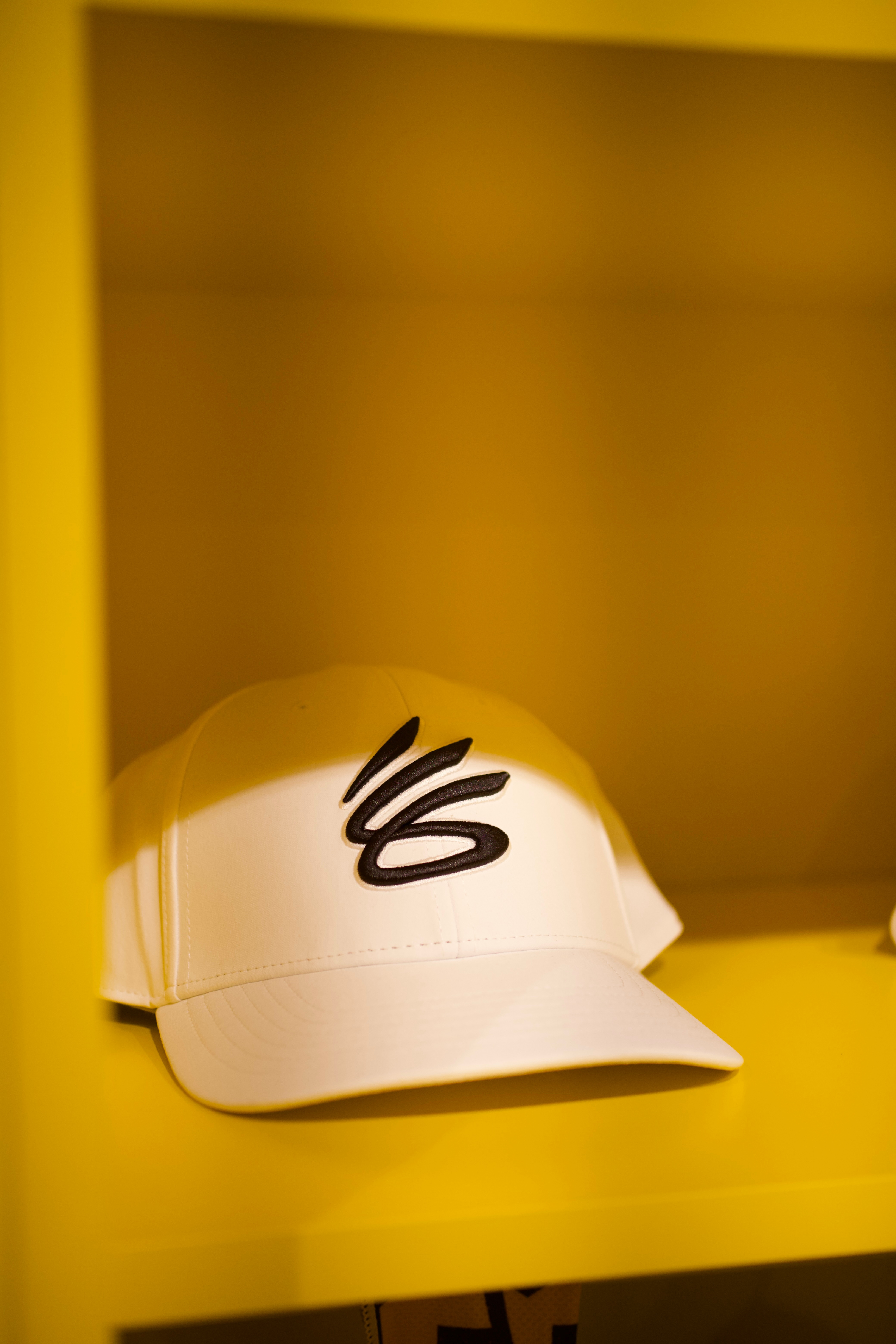 我猜库里明天在76vs勇士 的比赛不上场的情况下，会选择Reebok或者On上脚