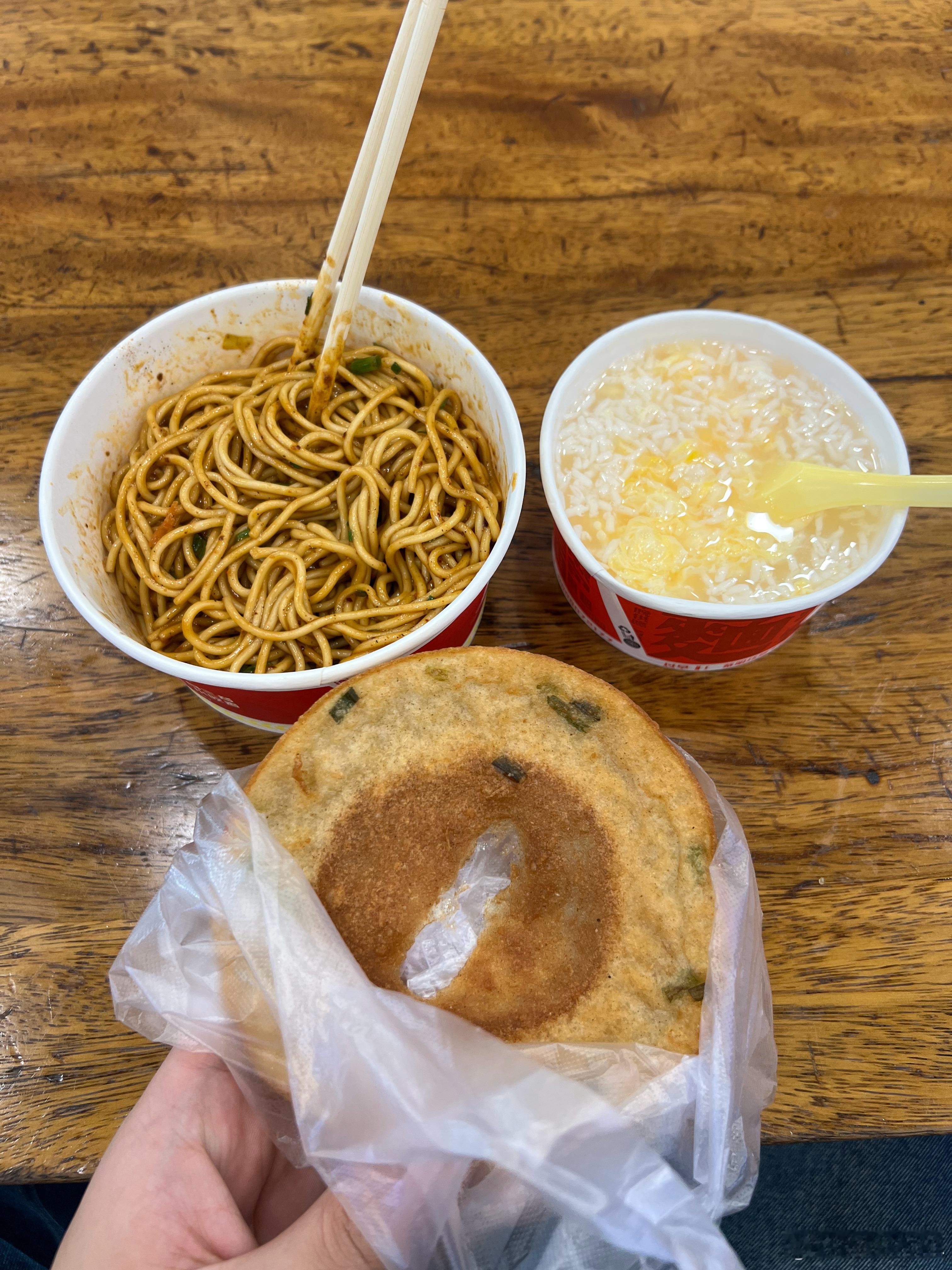 今天又是武汉过早标配三件套热干面，蛋酒，面窝小时候吃热干面都是边走边吃[笑cry