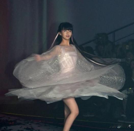 2014年春晚，冯小刚让小彩旗转了4小时，一共8000圈，期间不吃不喝、不上厕所