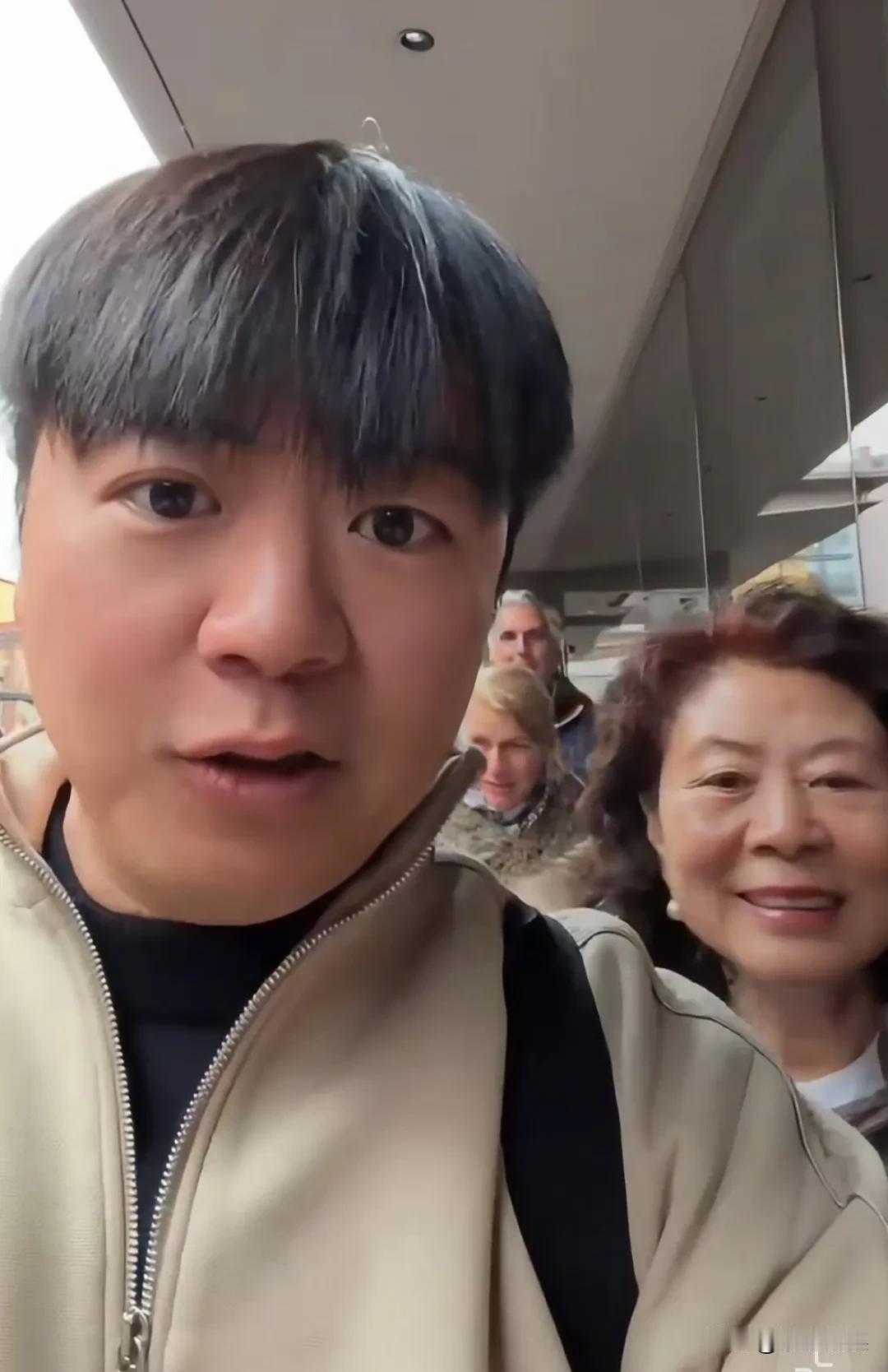 朗朗和母亲，现身米兰冬奥会开幕式彩排。
看近照，他减肥瘦了好多，脸小了，双下巴不