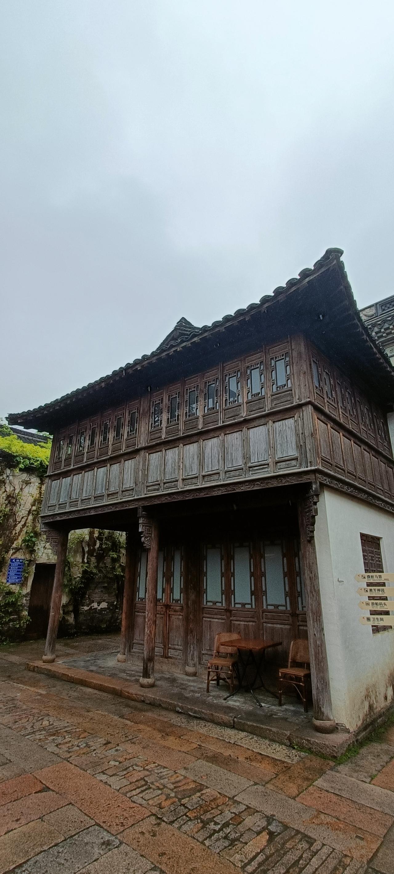 古色古香的木制建筑，仿佛穿越时空的韵味。
上联:古木楼阁依青山，
下联:岁月静好