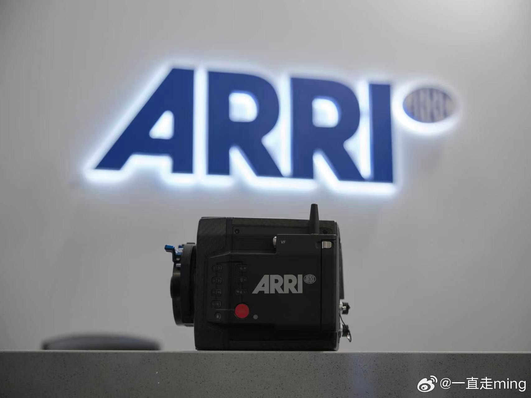 不得不说这次荣耀的合作挺有看点，和ARRI共建的电影影像实验室正式开启运作🎬专