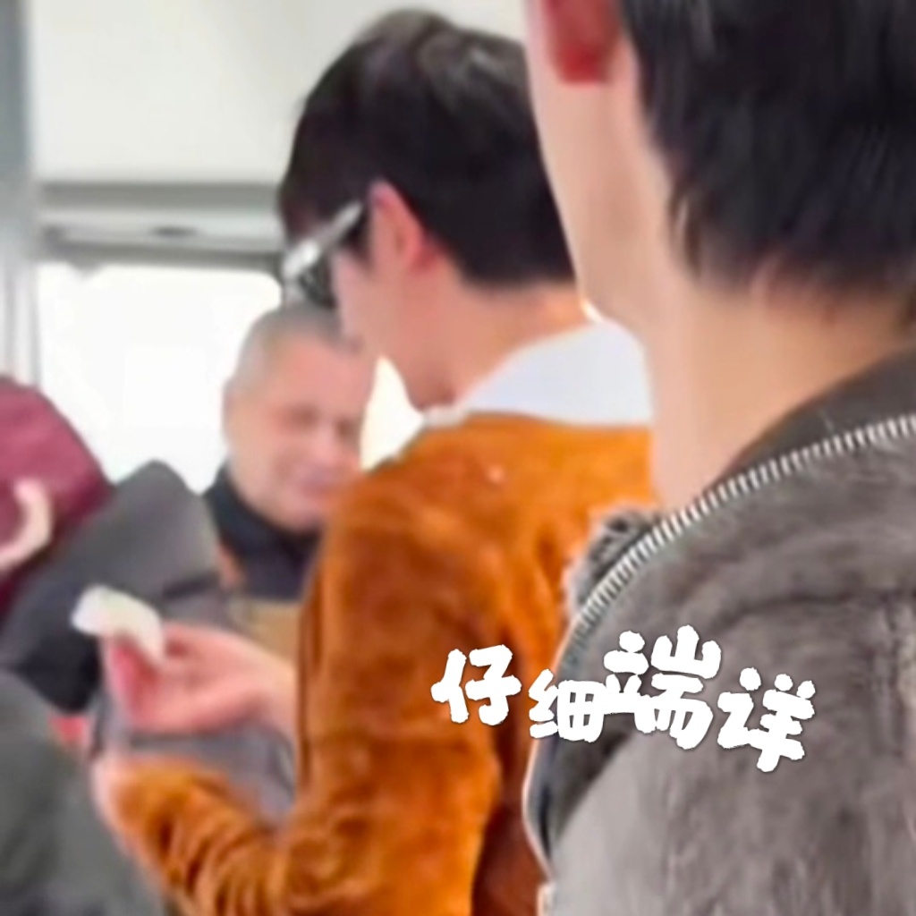 邓为这孩子咋啥都闻呢 周冬雨衣服上有鸟屎，邓为帮忙擦衣服，结果他还闻了一下，这孩