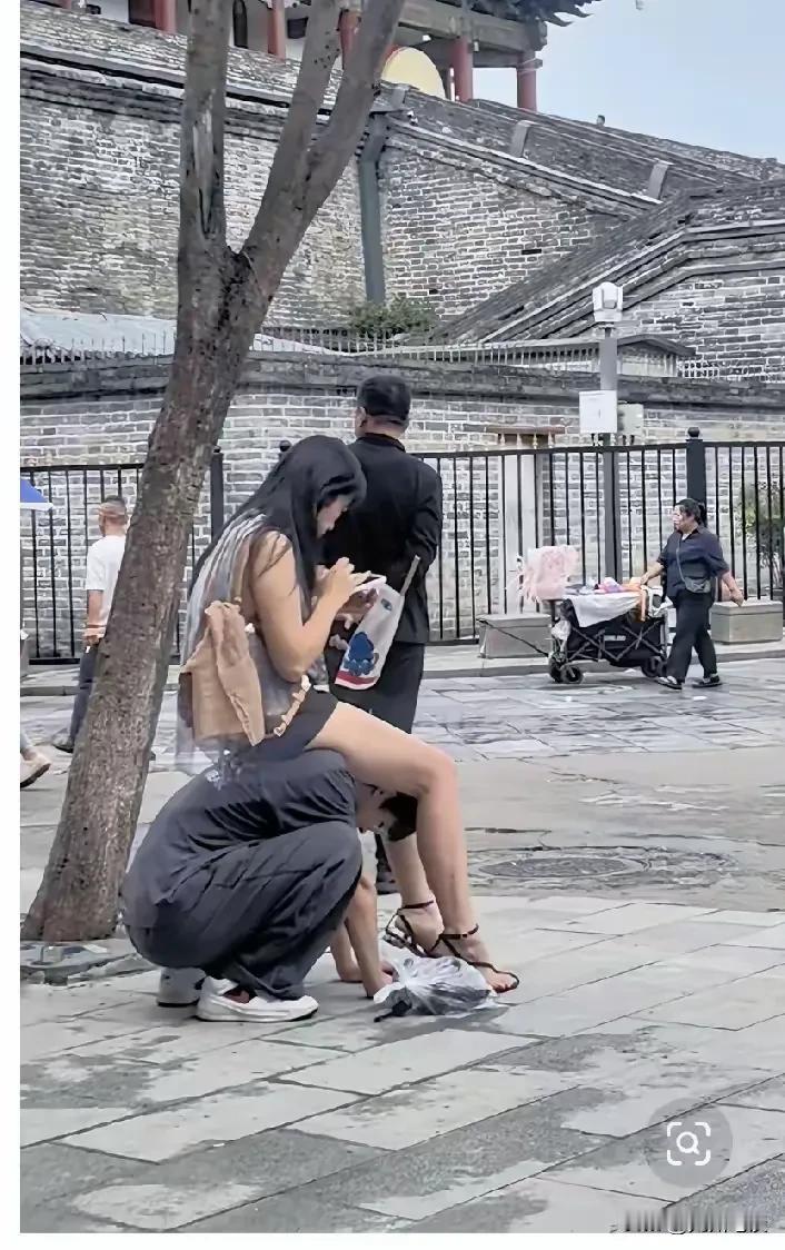 爱妻好凳子！古有为老母亲卧冰求鲤，今有为爱人甘做坐等！都是中华好男人！