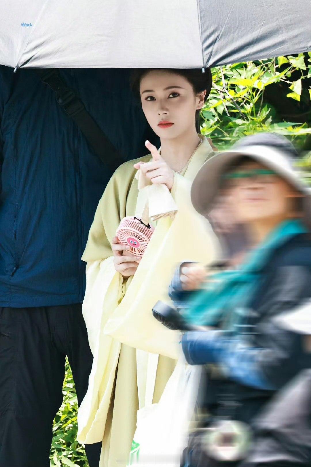 娱乐[超话]白鹿莫离新路透饭拍白鹿莫离新造型路透 好美期待～ ​​​