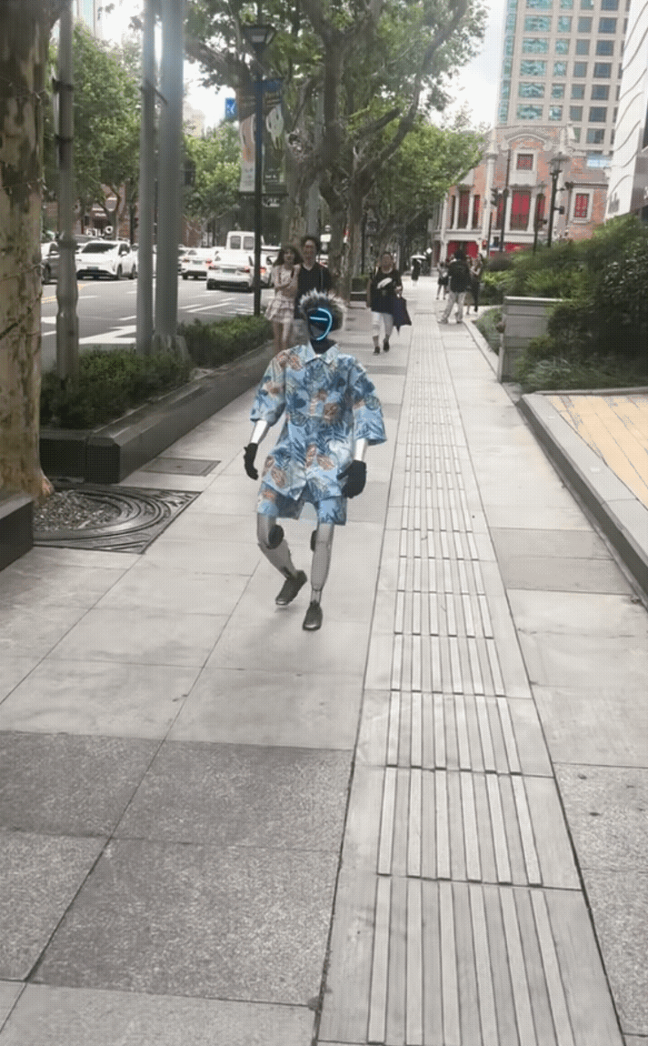不愧是大上海，机器人都上街了 ​​​