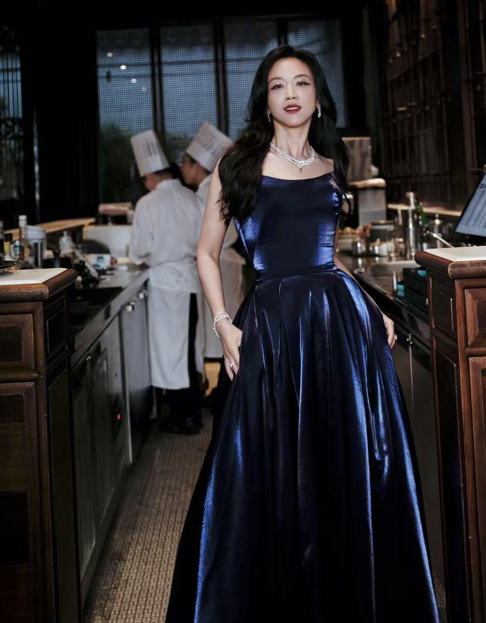 12位女星的蓝色妖姬造型大比拼！虞书欣拍的啥？没想到热巴输了！
娜扎最敢穿，刘亦