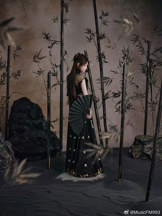 祝绪丹上大号了祝绪丹时隔7年重回峨眉派祝绪丹周芷若新造型太绝了！黑金长裙配油纸伞