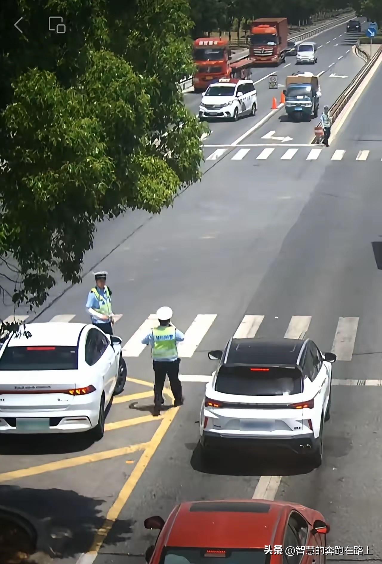 很想知道这一分钟里司机究竟在想什么，但是很遗憾，已经无从得知了。
珍爱生命，切勿